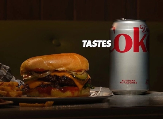 Chutná OK, 'chválí' Pepsi dietní Coca-Colu v nové kampani  